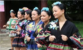 Biểu diễn áo dài và thời trang thổ cẩm Tây Nguyên tại Kon Tum
