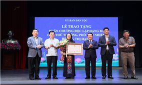 Trao Huân chương Độc lập hạng Ba và Quyết định nghỉ hưu cho Thứ trưởng, Phó Chủ nhiệm UBDT Hoàng Thị Hạnh