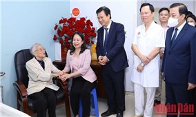 Phó Chủ tịch nước Võ Thị Ánh Xuân thăm, tặng quà nguyên Bộ trưởng Giáo dục và Đào tạo Nguyễn Thị Bình