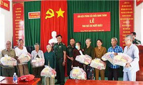 Kiên Giang: Đồn Biên phòng Cửa khẩu Giang Thành, trao học bổng, khám, cấp phát thuốc và tặng quà cho đồng bào khu vực biên giới