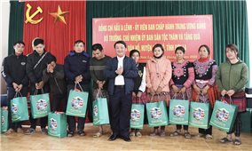 Bộ trưởng, Chủ nhiệm Ủy ban Dân tộc Hầu A Lềnh thăm, tặng quà tại tỉnh Sơn La