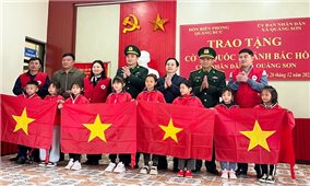 Quảng Ninh: Tặng cờ Tổ quốc, ảnh Bác Hồ cho người dân khu vực biên giới