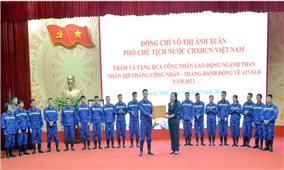 Phó Chủ tịch nước Võ Thị Ánh Xuân thăm, tặng quà công nhân ngành Than Quảng Ninh