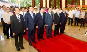 Chủ tịch nước Võ Văn Thưởng dâng hương, dâng hoa tưởng niệm Chủ tịch Tôn Đức Thắng tại An Giang