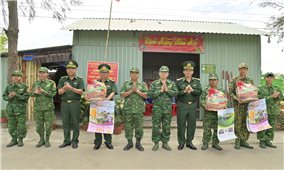 Đoàn công tác Bộ đội Biên phòng Kiên Giang thăm tặng quà Tết dọc tuyến biên giới Hà Tiên và Phú Quốc