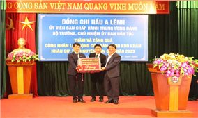 Bộ trưởng, Chủ nhiệm Ủy ban Dân tộc Hầu A Lềnh thăm, chúc Tết, tặng quà đồng bào DTTS tỉnh Lào Cai