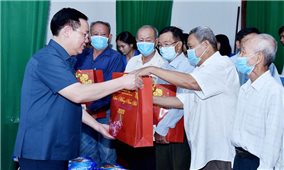 Chủ tịch Quốc hội Vương Đình Huệ thăm và tặng quà Tết gia đình chính sách, hộ nghèo tỉnh An Giang