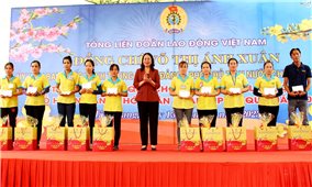 Phó Chủ tịch nước Võ Thị Ánh Xuân thăm, tặng quà, chúc Tết công nhân, người nghèo ở tỉnh Hậu Giang
