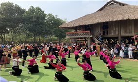 Xòe Thái trong Ngày hội sắc Xuân ở Làng Văn hóa - Du lịch Đồng Mô