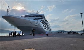 Khánh Hòa: Tàu cao cấp Silver Muse đưa hơn 300 du khách quốc tế cập cảng Nha Trang