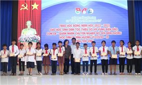 Trao học bổng Vừ A Dính cho học sinh nghèo, dân tộc Khmer ở Trà Vinh