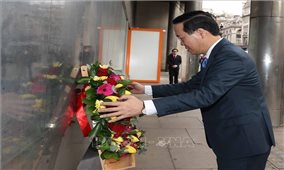 Chủ tịch nước Võ Văn Thưởng đặt hoa tại Biển lưu niệm Bác Hồ tại London