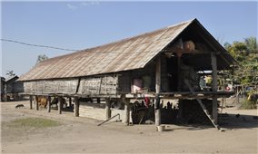 Biểu tượng mẫu hệ trên cầu thang nhà dài của người Gia Rai