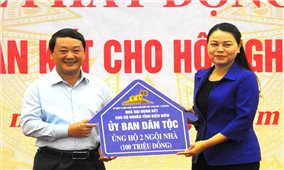 Ủy ban Dân tộc trao 100 triệu đồng tặng Nhà Đại đoàn kết cho hộ nghèo tỉnh Điện Biên