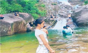 Lượng khách đến thác Ma Hao tăng đột biến trong dịp Lễ hội Chí Linh Sơn