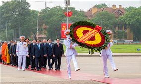 Lãnh đạo Đảng, Nhà nước và các đại biểu Quốc hội vào Lăng viếng Chủ tịch Hồ Chí Minh trước khai mạc kỳ họp thứ 5 Quốc hội khóa XV