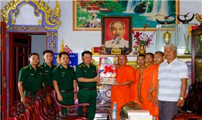 BĐBP An Giang, Sóc Trăng thăm, tặng quà các chùa Khmer dịp Lễ Sen Dolta năm 2023