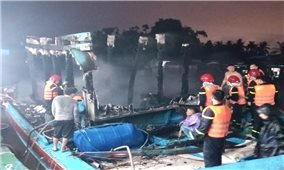 Quảng Ngãi: Hai tàu cá đang neo đậu bỗng dưng bốc cháy, thiệt hại gần 3 tỉ đồng