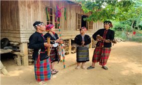 “Hạt nhân” truyền dạy văn hóa Bru-Vân Kiều ở Khe Sanh