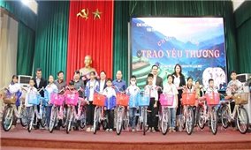 Chi hội Nhà báo các Cơ quan Báo chí Trung ương tại Thanh Hóa trao quà cho học sinh vùng cao