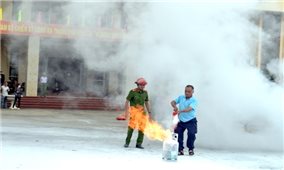Quảng Ninh: Tặng bình chữa cháy cho hộ nghèo, hộ cận nghèo