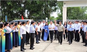 Thủ tướng Chính phủ Phạm Minh Chính thăm Trường PTDT Nội trú và gia đình chính sách tại An Giang