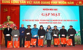 Mèo Vạc (Hà Giang): Gặp mặt, tặng quà Bí thư Chi bộ, Trưởng thôn và Người có uy tín trong đồng bào DTTS