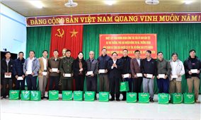 Thứ trưởng, Phó Chủ nhiệm UBDT Nông Thị Hà thăm và tặng quà Tết đồng bào tại tỉnh Lai Châu