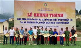 Trao nhà cho các hộ dân bị lũ quét ở Mường Pồn