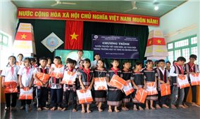 Kon Tum: Tặng áo ấm mùa đông cho học sinh DTTS nghèo