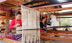 Dạy nghề dệt thổ cẩm cho hội viên phụ nữ làm du lịch