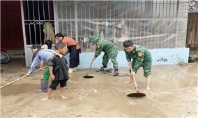 Đồn Biên phòng Cửa khẩu Quốc tế Thanh Thủy giúp dân khắc phục hậu quả mưa lũ