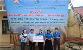 Thanh niên tình nguyện hướng về vùng cao