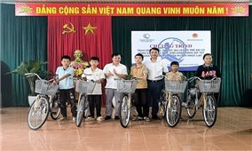 Thanh Hóa: Trao quà cho trẻ em có hoàn cảnh đặc biệt khó khăn ở vùng núi