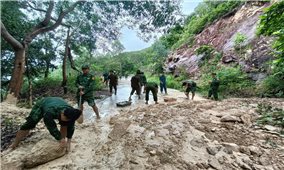 Kiên Giang: Huy động các lực lượng giúp dân khắc phục sạt lở núi và ngập nước