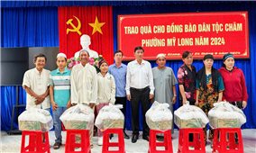 Ban Dân tộc tỉnh An Giang tặng nhiều phần quà cho đồng bào dân tộc Chăm có hoàn cảnh khó khăn