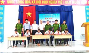 Công an xã miền núi nhận đỡ đầu 7 học sinh Cơ Tu