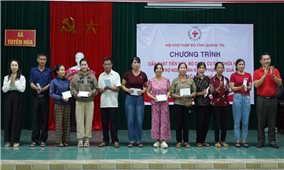 Quảng Trị: Trao quà, dụng cụ sửa nhà cho 300 gia đình bị thiệt hại sau bão số 10