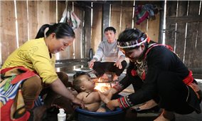 Quan tâm tăng cường chính sách đãi ngộ xứng đáng với cô đỡ thôn bản