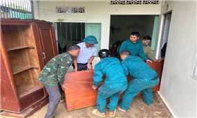 Gia Lai: Cán bộ giúp dân khẩn trương di dời tài sản ra khỏi khu vực sạt lở nghiêm trọng