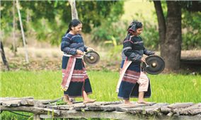 Những đôi tay mềm giữ nhịp chiêng ngân