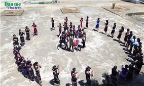 Sân trường vang vọng tiếng cồng chiêng