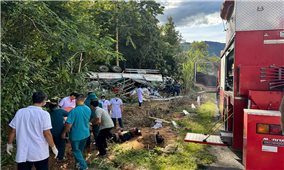 Quảng Ngãi: Lật xe tải trên Quốc lộ 14C, 4 người thương vong