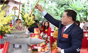 Thứ trưởng Bộ Dân tộc và Tôn giáo Nguyễn Hải Trung dâng hương tưởng niệm danh nhân Đỗ Khắc Chung