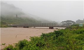 Nhà dân và nhiều tuyến đường giao thông huyết mạch ở khu vực phía Tây tỉnh Quảng Ngãi bị sạt lở do mưa lớn