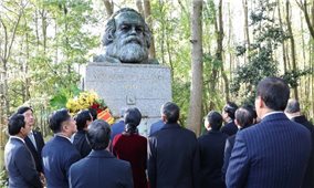Tổng Bí thư Tô Lâm viếng mộ Karl Marx tại nghĩa trang Highgate, London