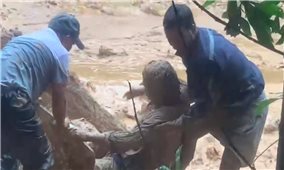 Đà Nẵng: Kịp thời cứu tài xế xe múc bị đất đá vùi lấp