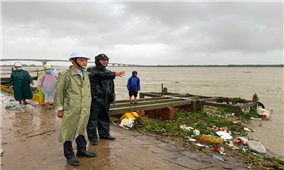 Đà Nẵng bờ kè sạt lở, giao thông tạm thời bị gián đoạn