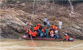 Cầu bị cuốn trôi, hơn 200 học sinh xã Yên Hòa ngồi thuyền đến trường