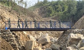 Cán bộ, chiến sĩ quân đội giúp dân phá thế cô lập cho 5 thôn của xã Ngọc Linh